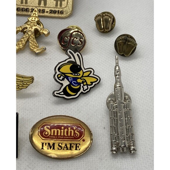 Lot of 19 Pins Garfield Darts Cards Smiths American Flight Crew Space Shuttle - Picture 6 of 9